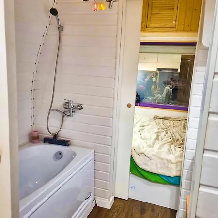 Pura Vida Downtown Tiny بيت ضيافة بوخارست