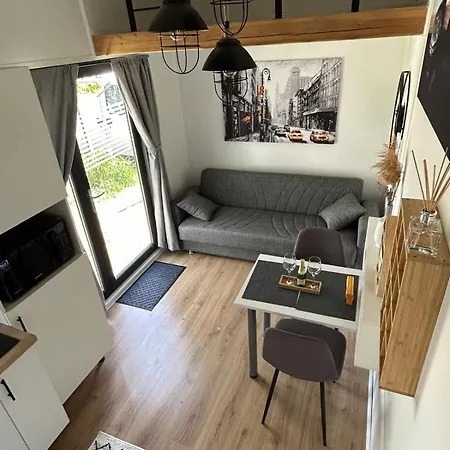 Pura Vida Downtown Tiny بيت ضيافة بوخارست