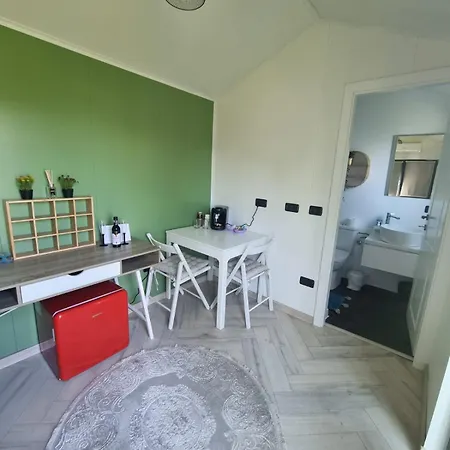 Pura Vida Downtown Tiny بيت ضيافة بوخارست